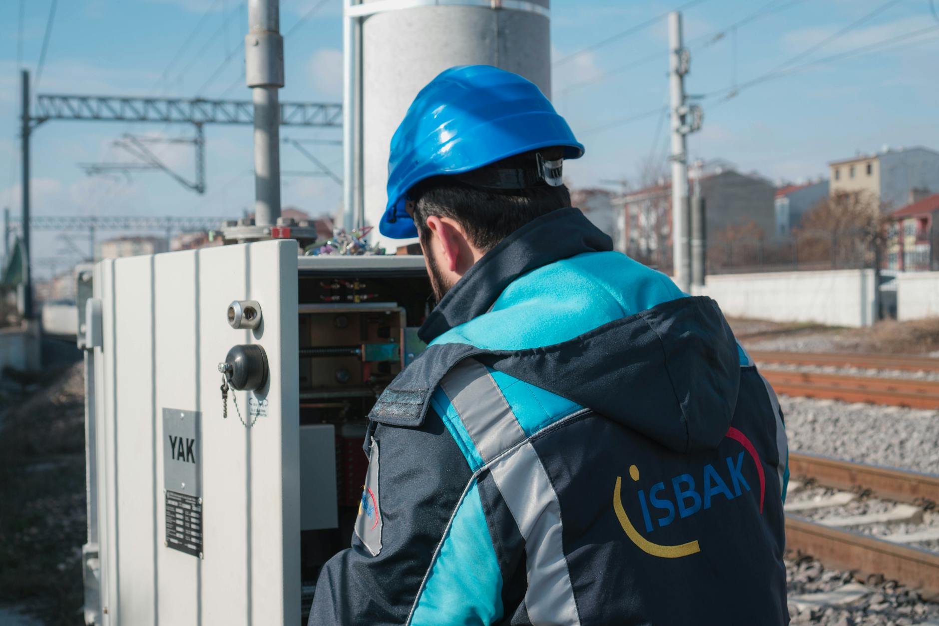 A programozható intelligens otthoni energiaelosztó: hogyan építs saját hardveres terhelés-menedzsmentet a szerverparkodhoz, hogy elkerüld a biztosítékok lecsapódását