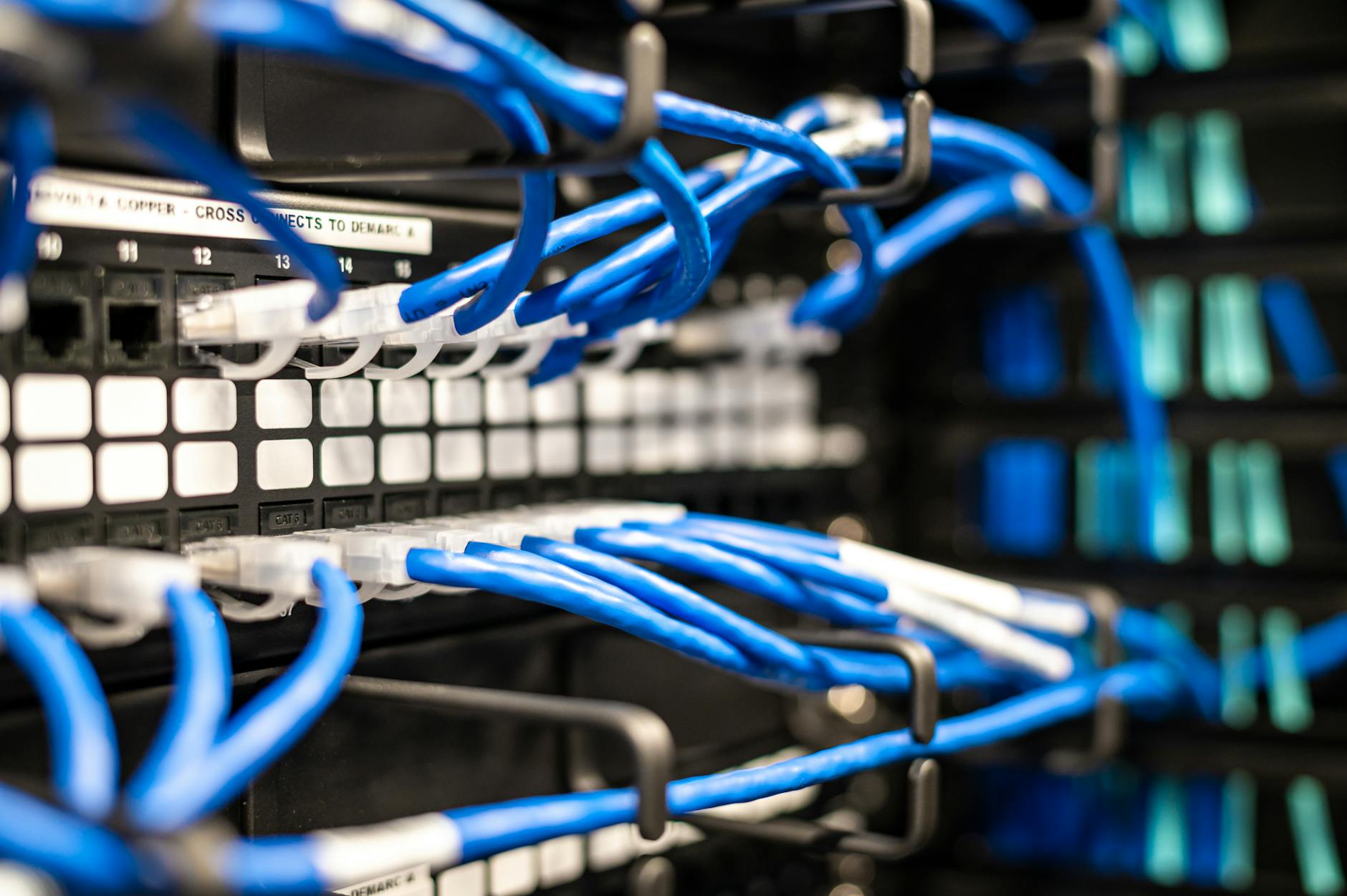 Digitális gerincműtét: Hogyan alakítsd át az irodai hálózatod elavult optikai kábeleit házilag szerelhető, ultra-alacsony késleltetésű 10GbE gerinchálózattá?