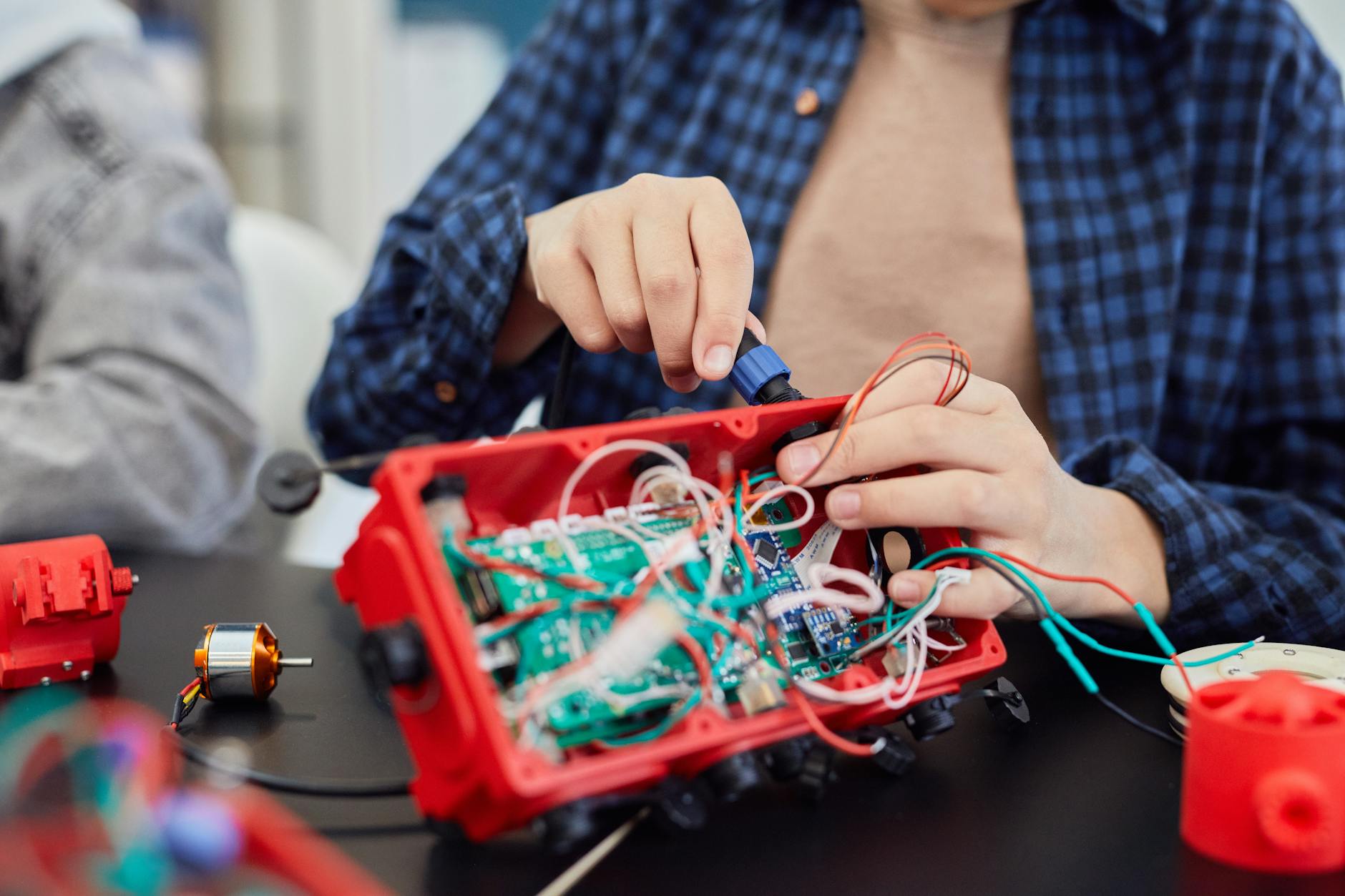 Szoftverfejlesztés a fémek között: Így írj bare-metal drivereket egyedi, 3D-nyomtatott perifériákhoz saját PCB-tervezéssel