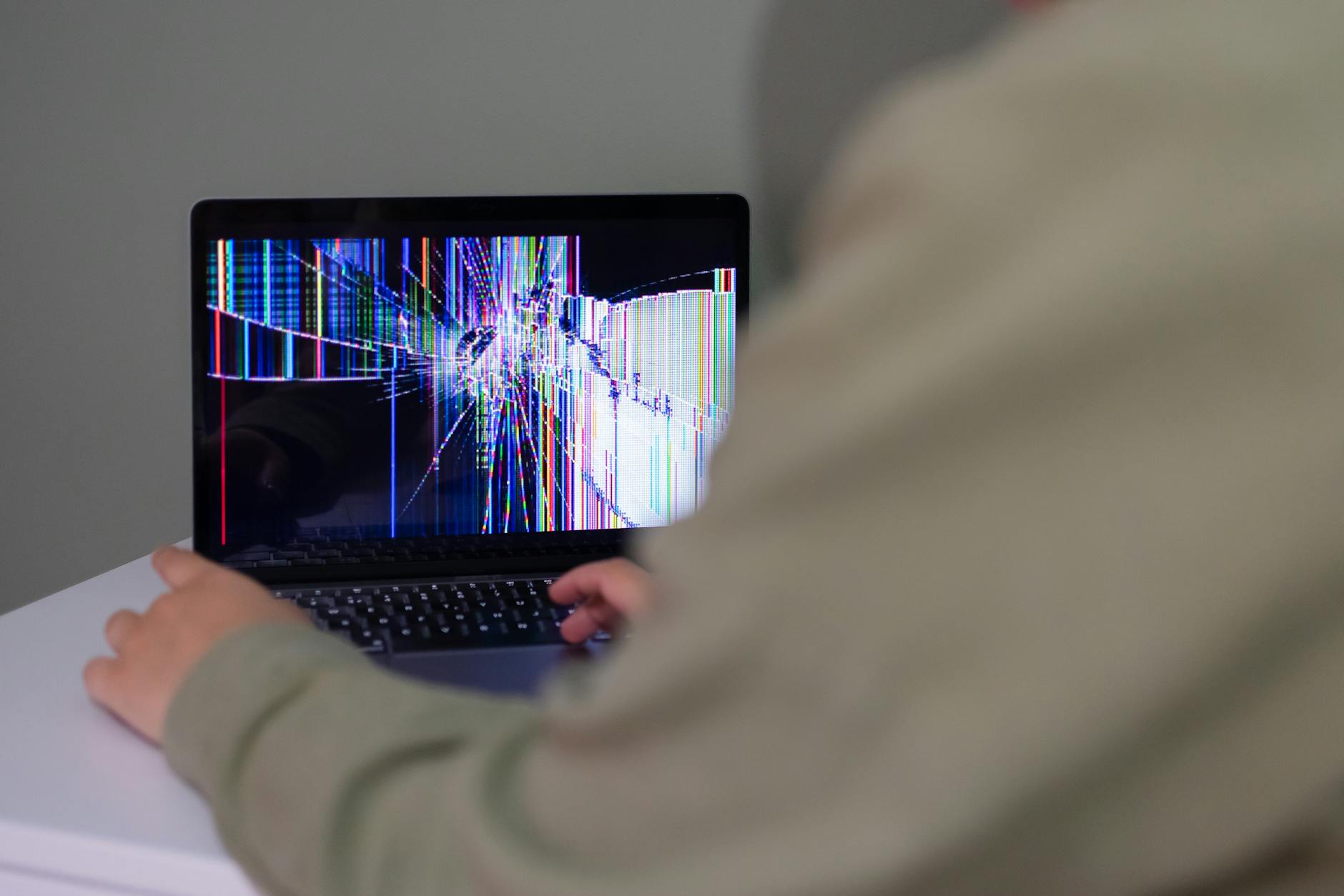 Virtuális KVM-kapcsoló házilag: Vezérelj 4 PC-t egyetlen egérrel és billentyűzettel, nullás válaszidővel, szoftveres kliens nélkül