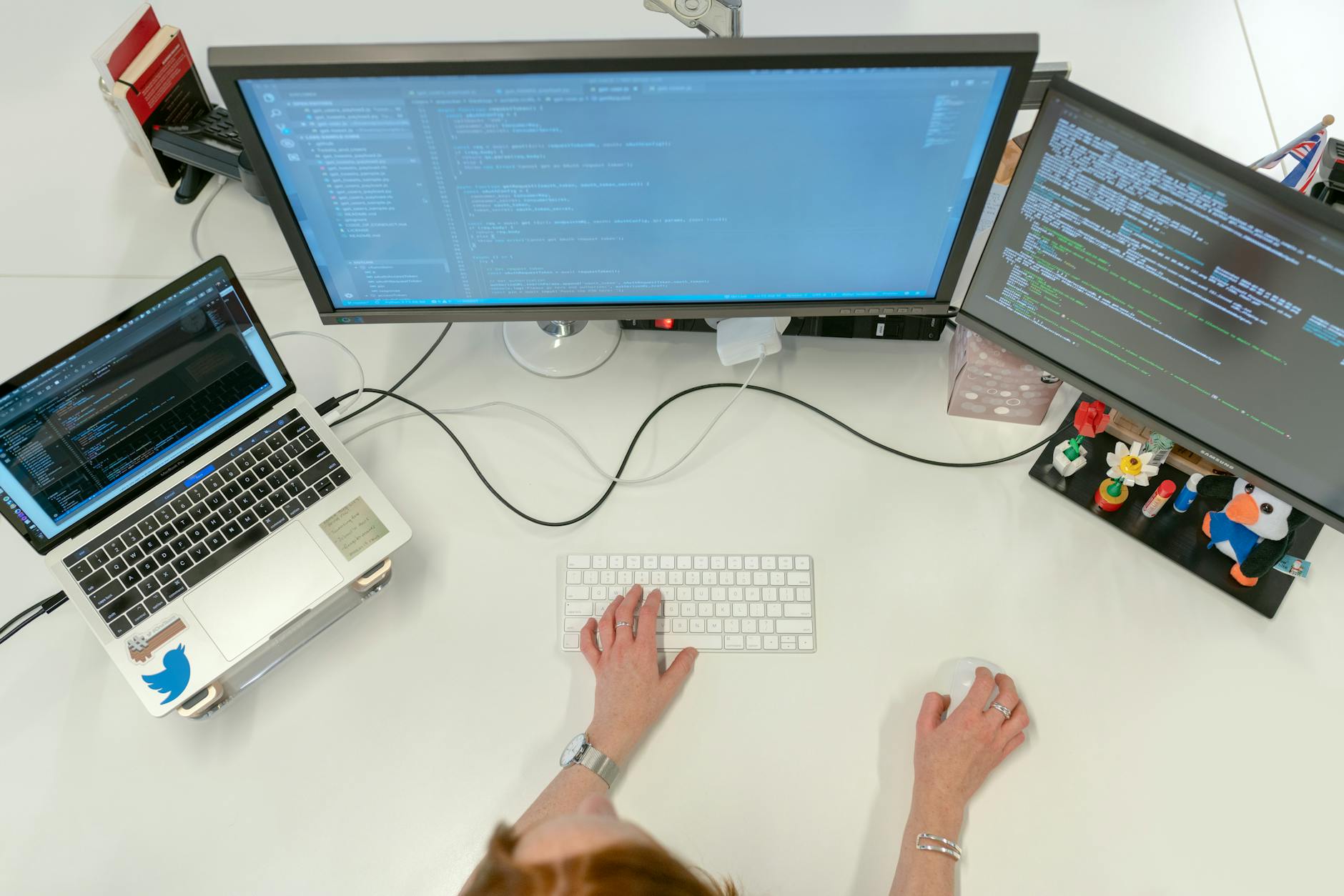 Virtuális valóság a CPU-ban: Hogyan futtass 30 éves operációs rendszereket valós idejű hardver-emulációval, miközben a teljesítményed 99%-a megmarad?