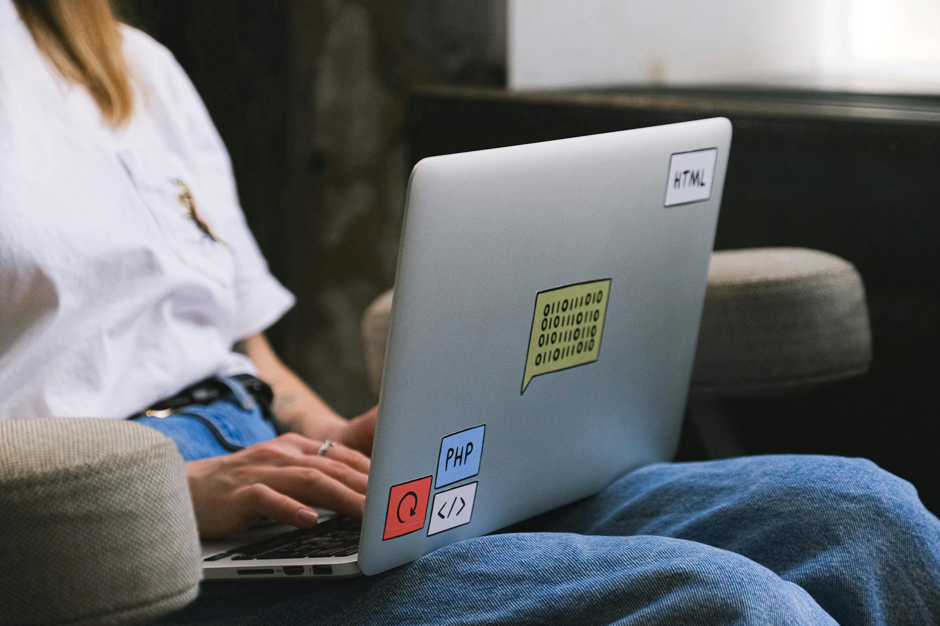 Virtuális valóság a dobozban: Így építs saját, alacsony késleltetésű „kvantum-homokozót” a lokális LLM-ek futtatásához offline, dedikált NPU-kártyákkal